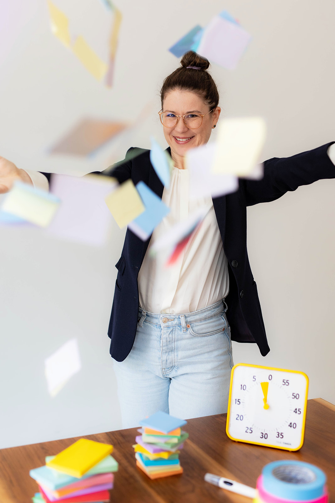 Salome Keller, Facilitator und Coach, Gründerin von facilicat®, in Aktion mit buntem Moderationsmaterial