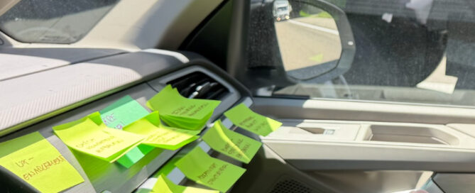 Post-its auf dem Handschuhfach eines Autos