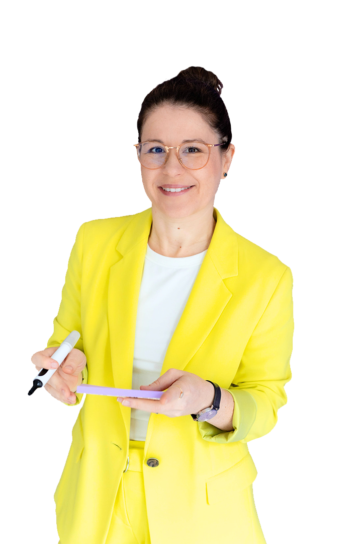 Salome Keller von facilicat Coaching & Consulting, Strategieberatung und Coaching aus Stuttgart, im gelben Anzug mit Post-it-Block in der Hand