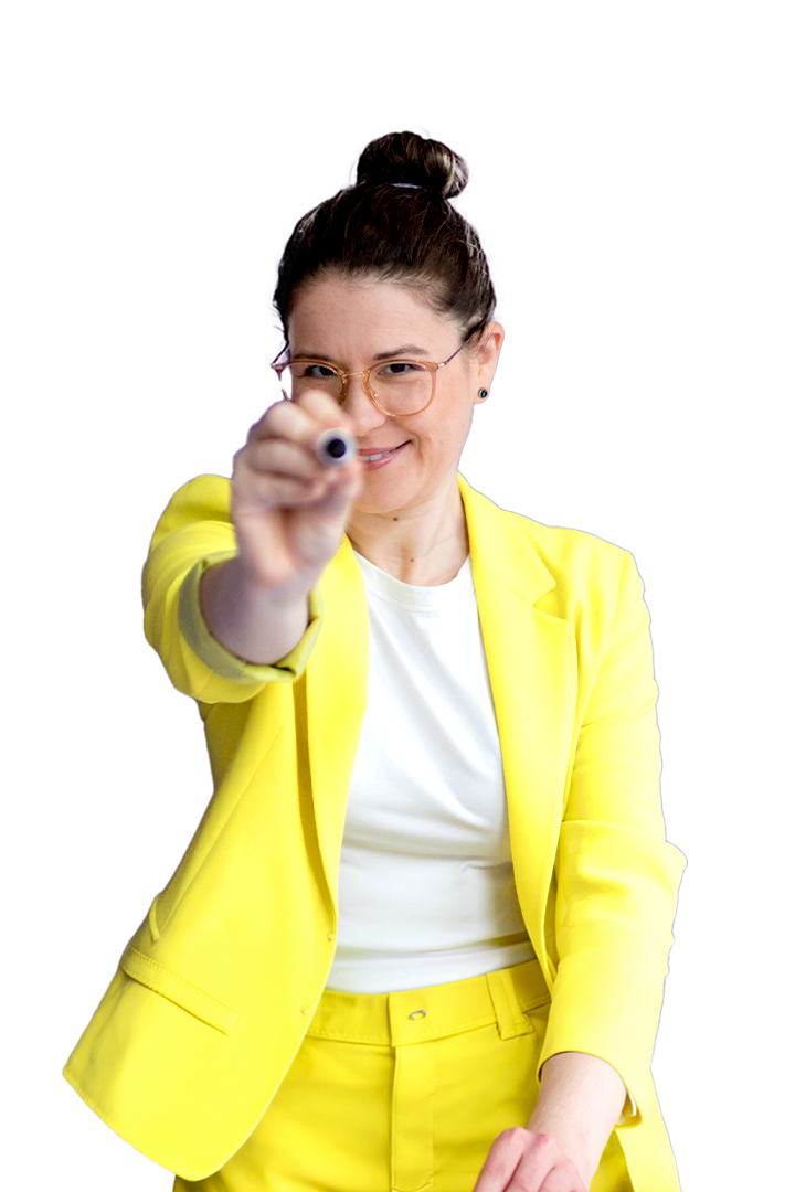 Salome Keller von facilicat Coaching & Consulting, Strategieberatung und Coaching aus Stuttgart, im gelben Anzug zeigt mit einem Marker auf dich